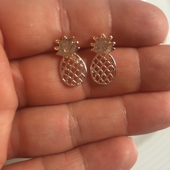 🍍 Adorable Metallic Pineapple Fruit Stud Earrings Available In Various Colors🍍 - Picture 3 of 7